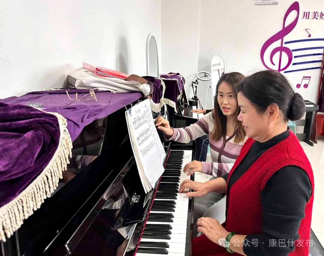 銀發(fā)鋼琴夢(mèng) 老年大學(xué)里的音樂新篇章